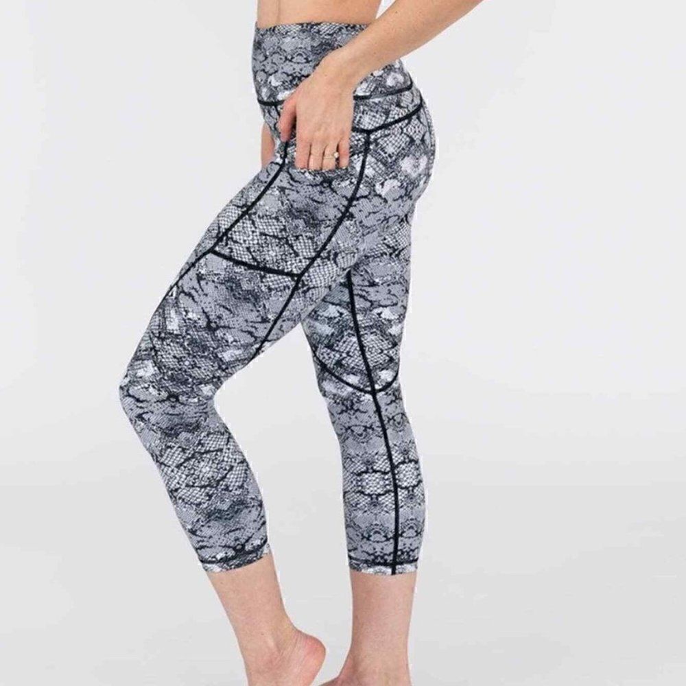 ZYIA Cobra Metallic Pocket Light N Tight High Rise Capri Size 2 Black White 20"